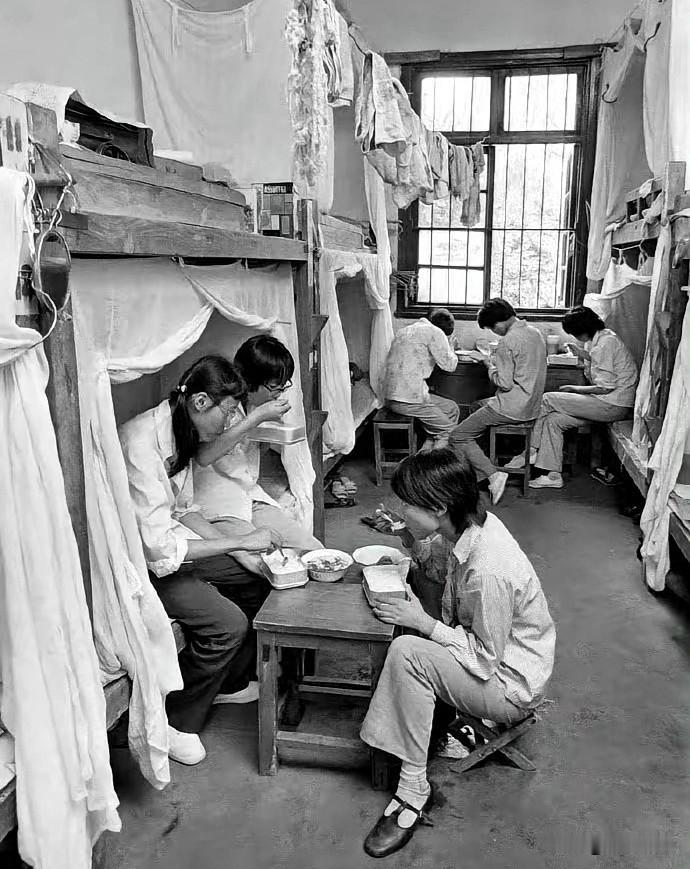 1980年代，高校女生的宿舍日常简单又干净。没有浮华攀比，衣着朴素相处和睦，真实