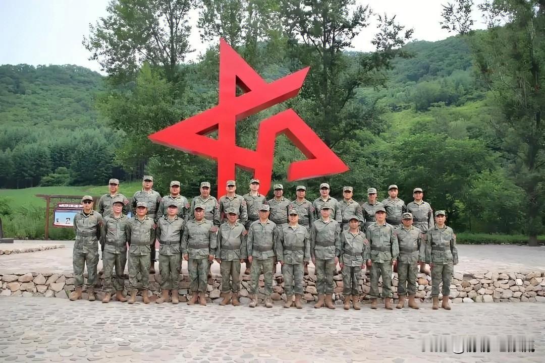 现在就业那么难，5年兵是继续留在部队好？还是退伍好？
很多满服役期的战友在当前4