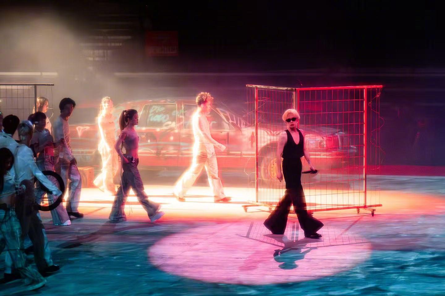 周震南粉丝提前过年了 舞台是核爆级惊艳，下台居然还包售后！直接甩出上百张高清图，