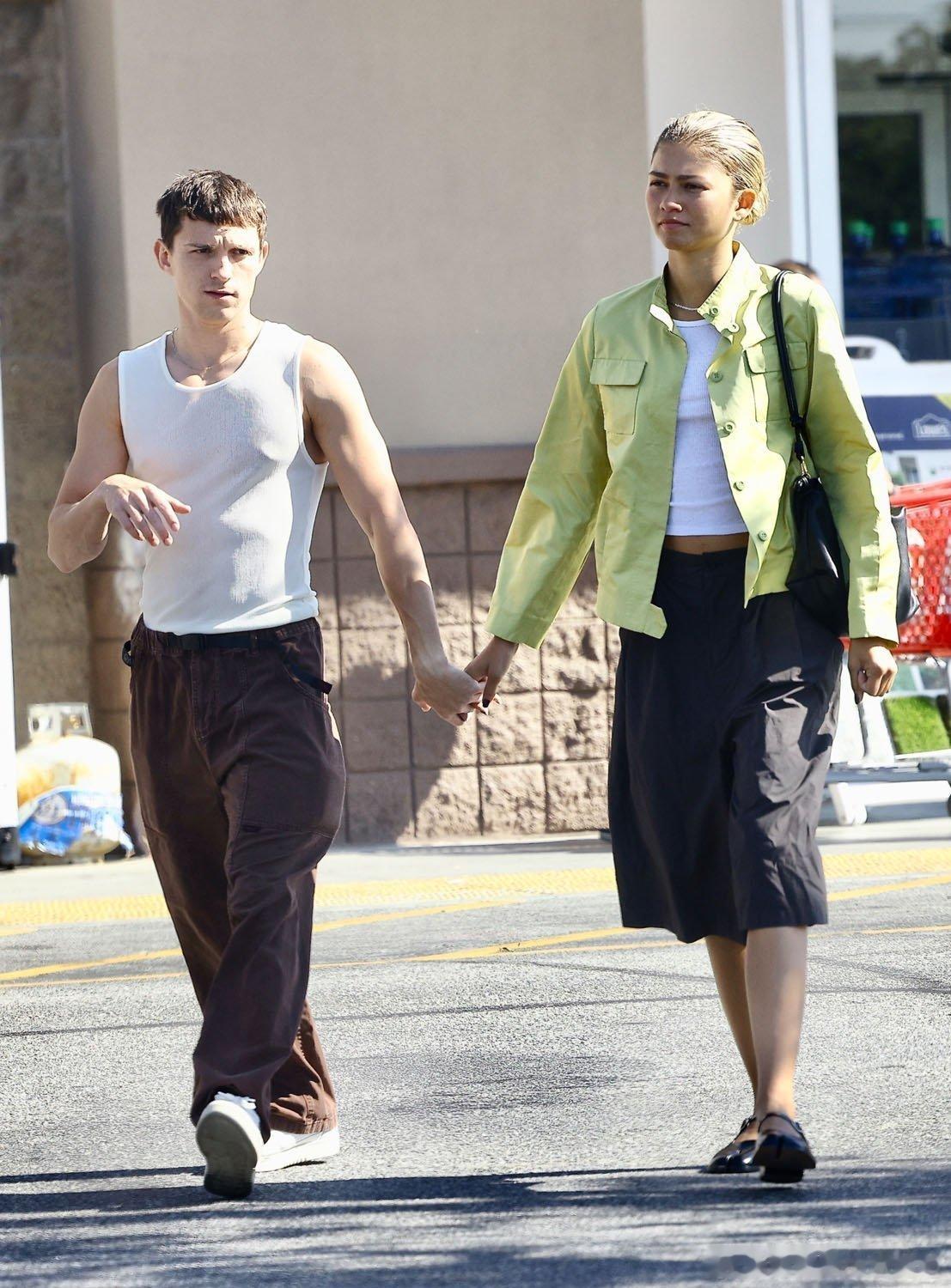 荷兰弟和赞达亚在《蜘蛛侠》拍摄间隙的闲逛 