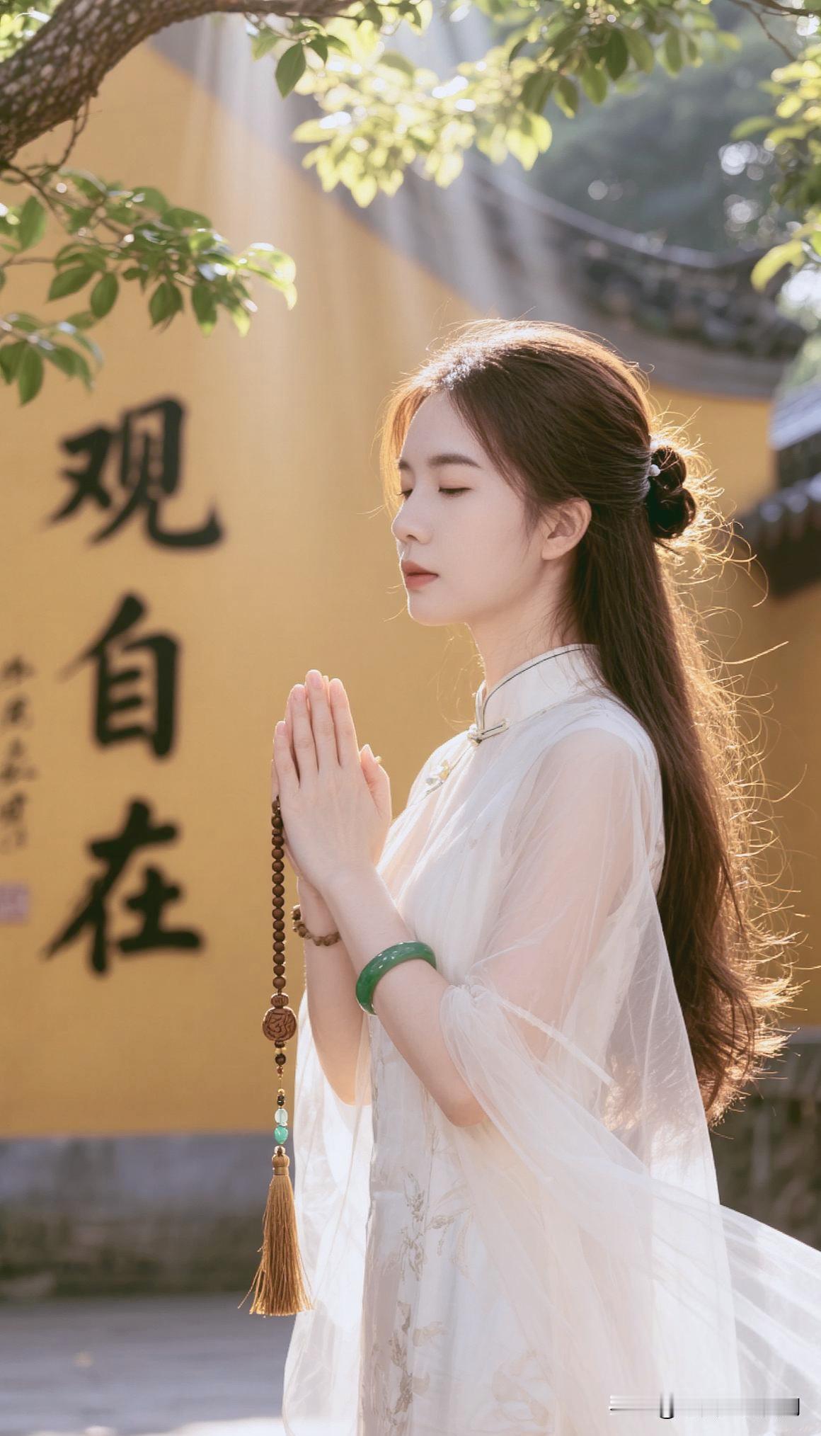 一位高僧临终留下这样一句箴言：
"不必对亲人倾注过度的操心与执念，你费尽心力的周