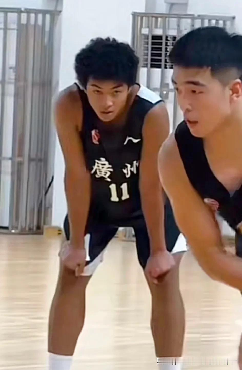 广东男篮夏训营中出现黑人混血球员！杜锋外甥亲自操刀，狠抓身体对抗强度，要打造嗷嗷