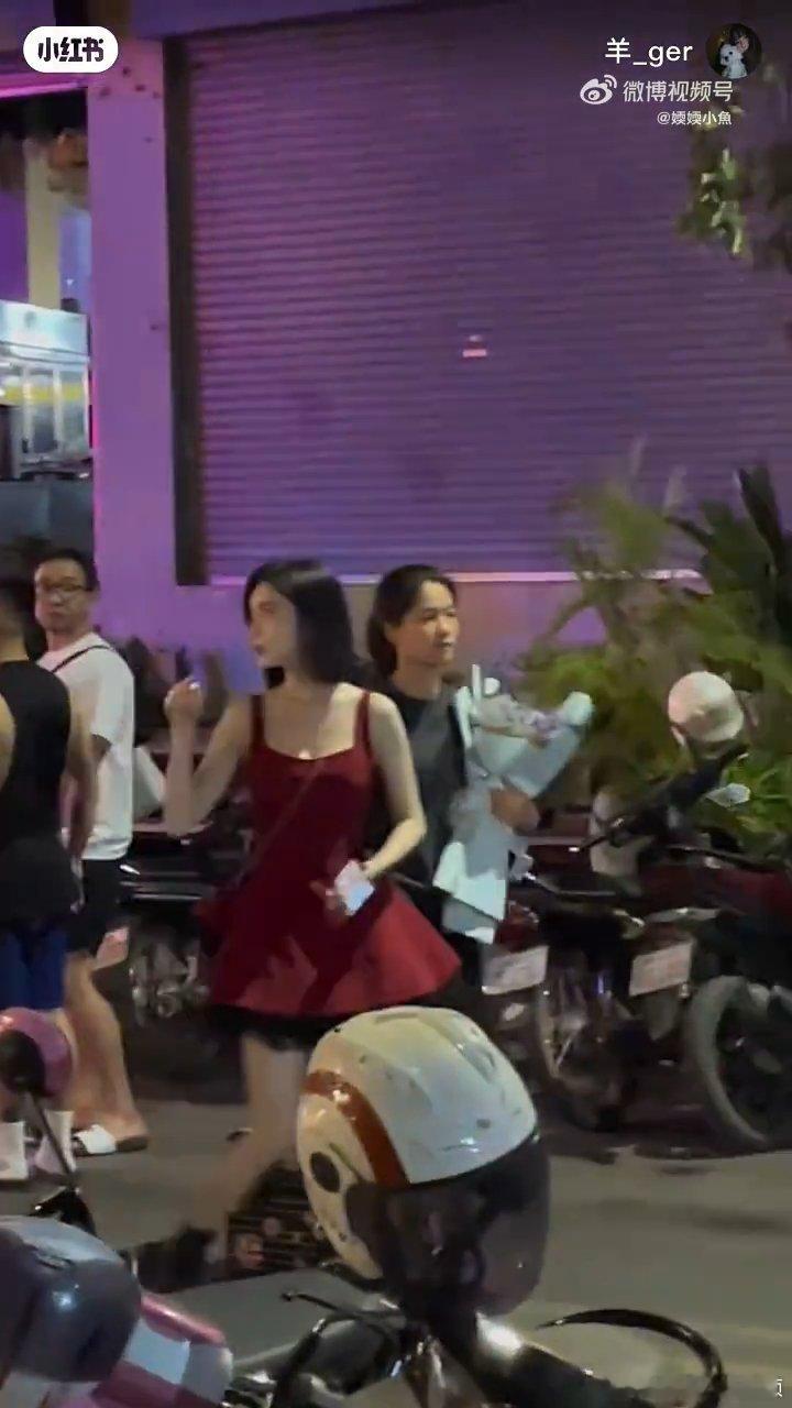 家人们，听说孟子义晒柬埔寨随拍报平安，还放出红裙路透，这状态也太好了吧！ 