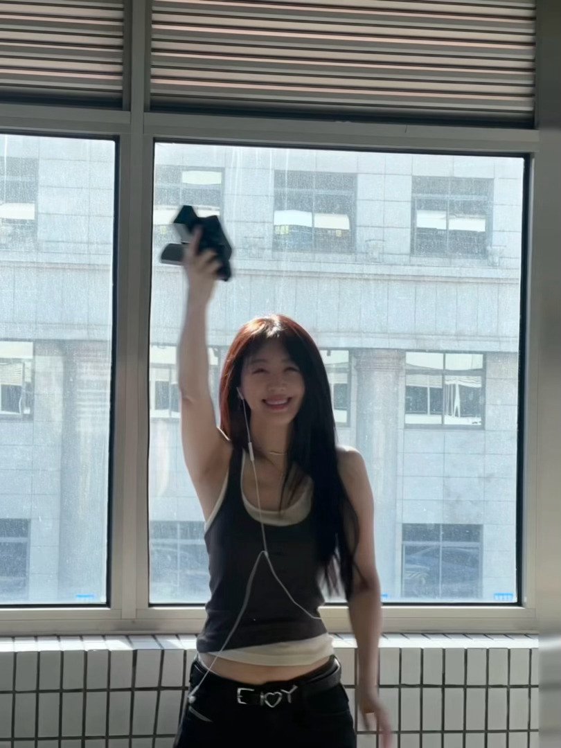 随性穿搭太圈粉了，照片里的李菲儿鲜活又松弛，一举一动都透着自然的生命力，没有丝毫