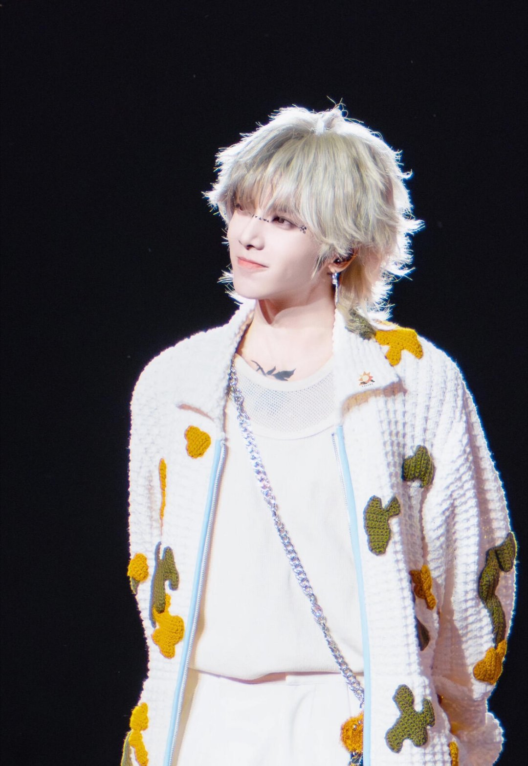 华晨宇老派爱人华晨宇说爱情要简简单单，唱情歌“一生只唱一次”，对待责任不逃避、不