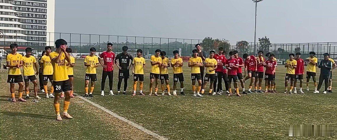 恭喜U17中青赛提前一轮夺冠！这个年龄段的小球员们确实有希望，他们的成长也确实需