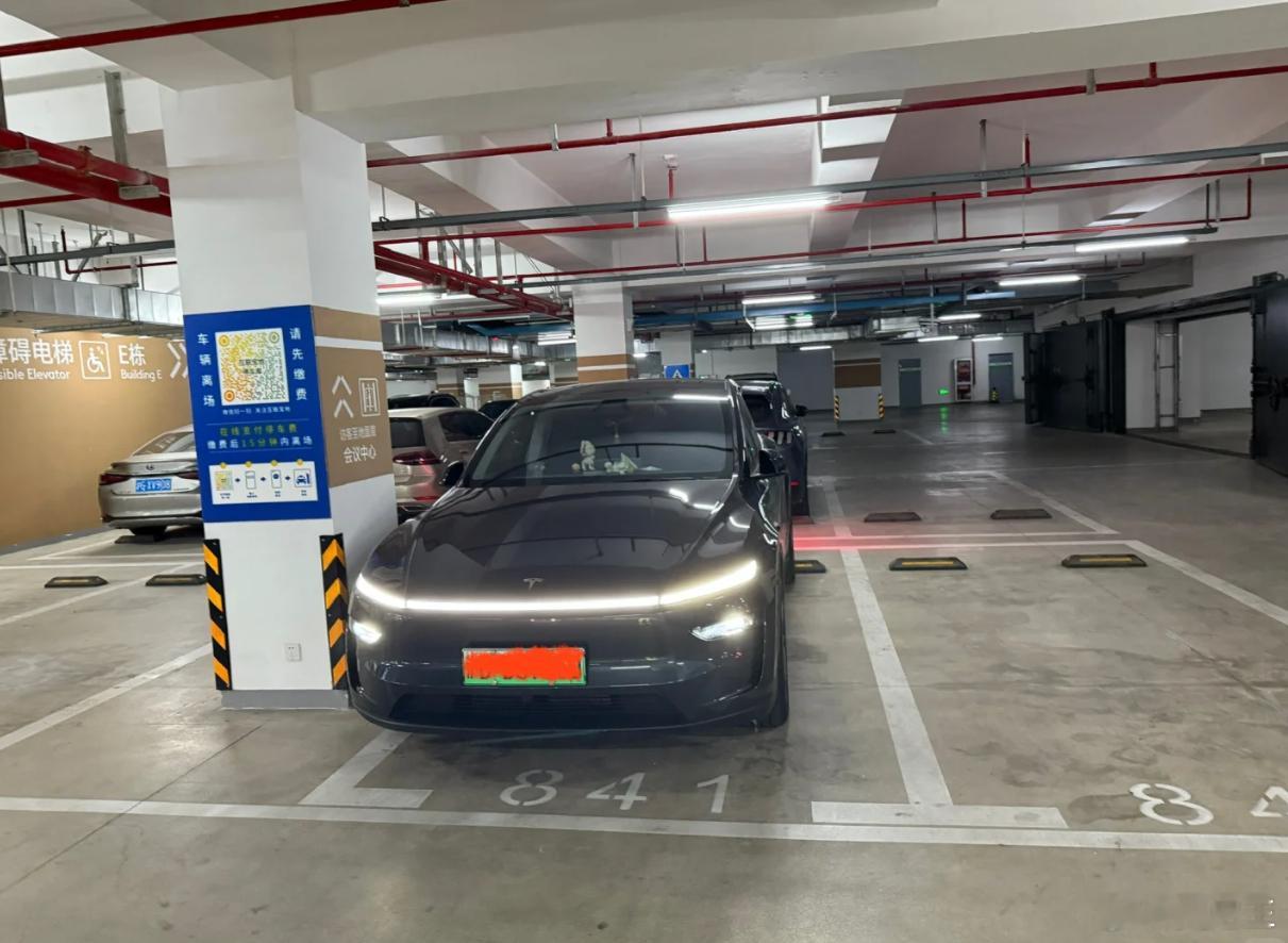 有没有觉得停在柱子边上更有安全感？[阴险] ​​​