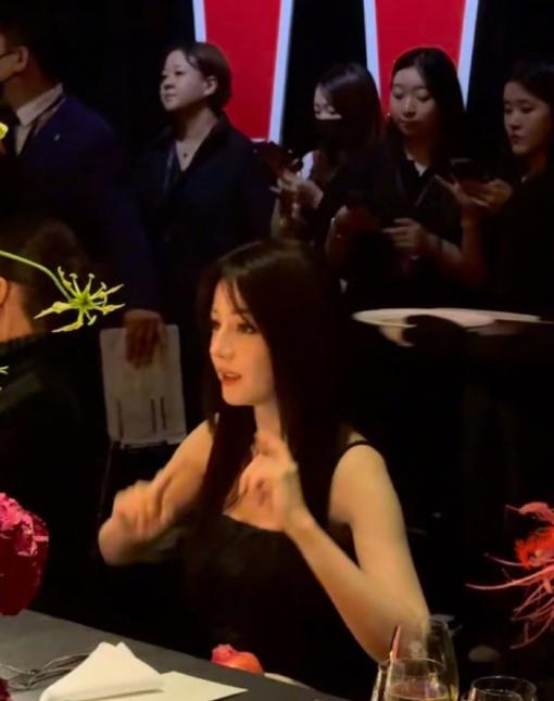 迪丽热巴W盛典内场新造型来了！大光明和黑长直，还有此女hold不住的造型吗？
