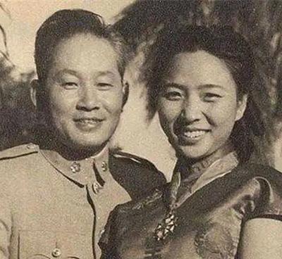 那天，孙立人刚进被窝。

营房的煤油灯还没熄，张晶英抱着锦被坐在床沿，影子被灯光