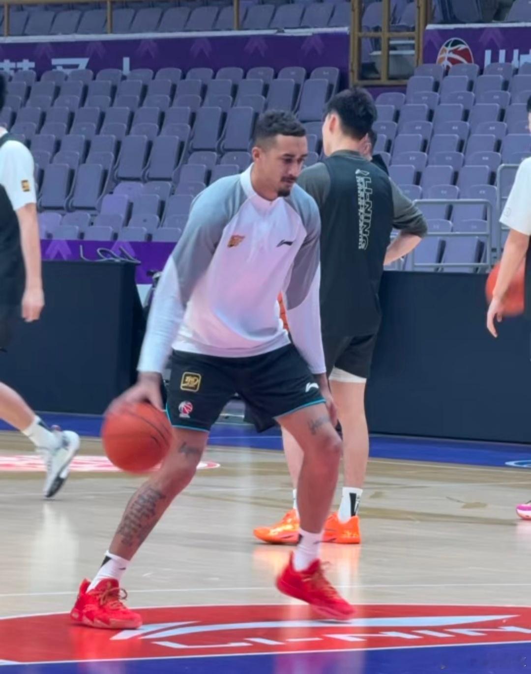 结合杜导采访和各路解说大神的消息，总结了下目前广东队伤员情况👇 -徐杰，软组织