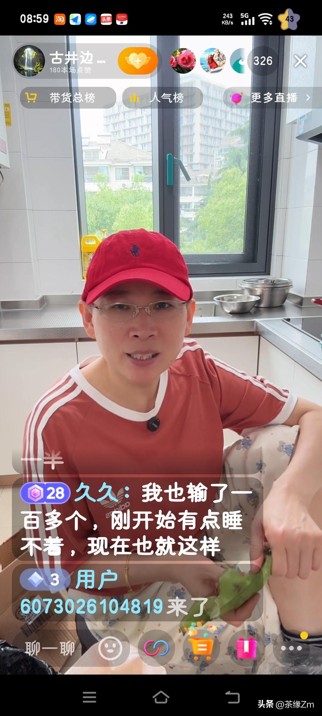 奶奶如今仍在售卖大米，头条账号被永久封禁，实在没了别的办法，只能每日开启直播。在
