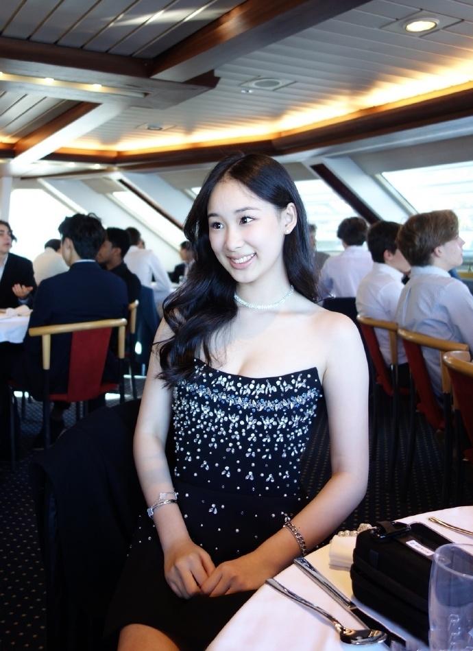 赵文卓大女儿都这么大了，简直就是翻版张丹露，身材优势很明显！

赵文卓的大女儿赵