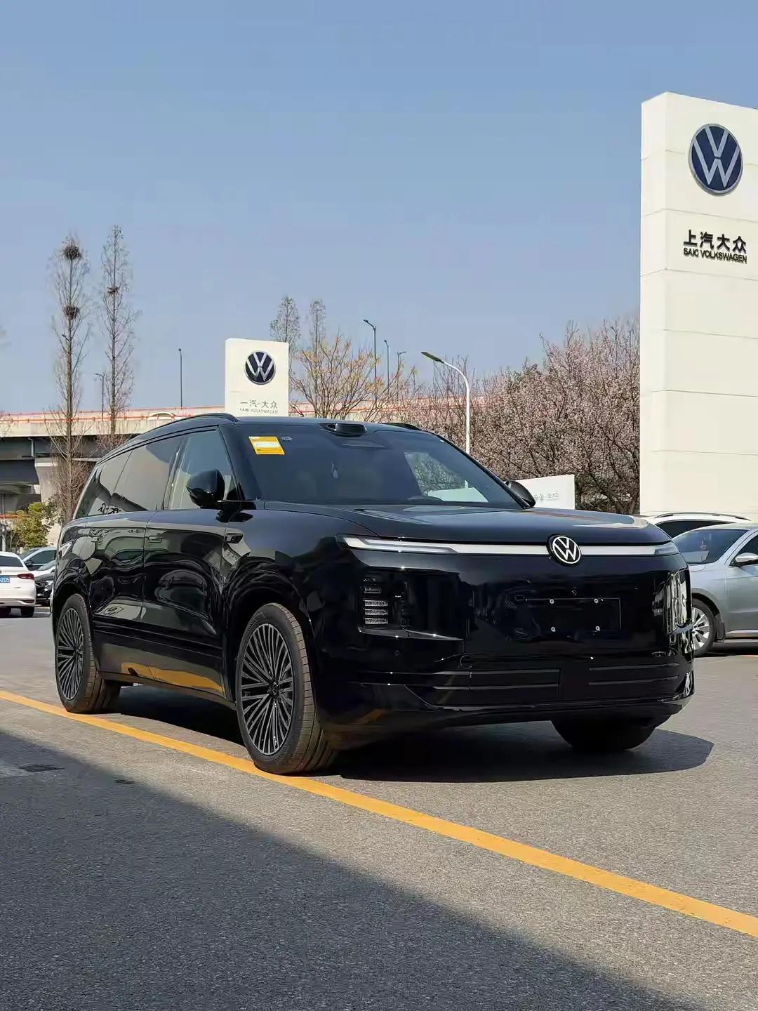 X9外观侧面简约硬朗，分体式大灯配发光logo,科技感icon拉满，悬浮式车顶很