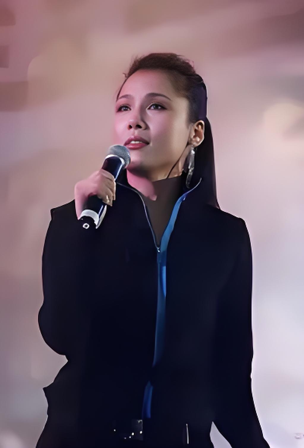 田震这波回应也太飒了！最近一直有她“换国籍”“移民”的传闻嘛，人家直接在采访里硬