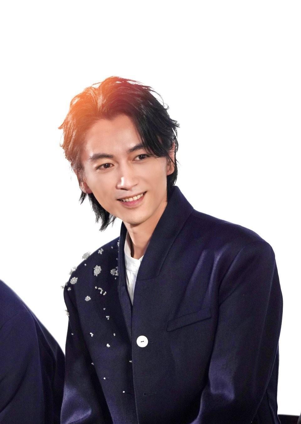 看陈晓的新剧收视狂飙，人却瘦成了“纸片人”，转头再看陈妍希搭档周柯宇甜度爆表，这