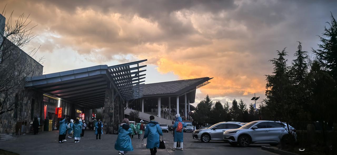鹧鸪天·陪父云杉坪观玉龙雪山
 
晓趁星霜赴玉岑，云杉坪上雪千寻。
氧囊谨护椿年