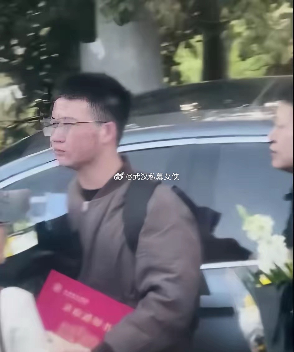 张雪峰的人生意义，在这一刻具象化了，今天送别队伍里有一个孩子，手里抱着红色的录取