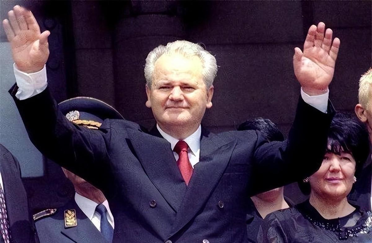 2003年3月12日，贝尔格莱德塞尔维亚政府大楼门口，一个男人刚从车里走出来，一