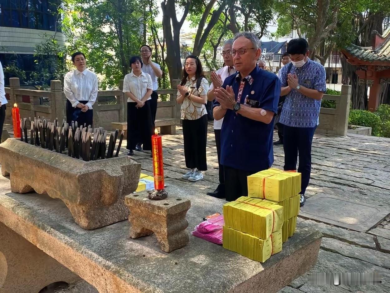 据媒体报道，一群来自琉球的学者与民间人士，于6月底，身着琉球传统服饰，携带着泡盛