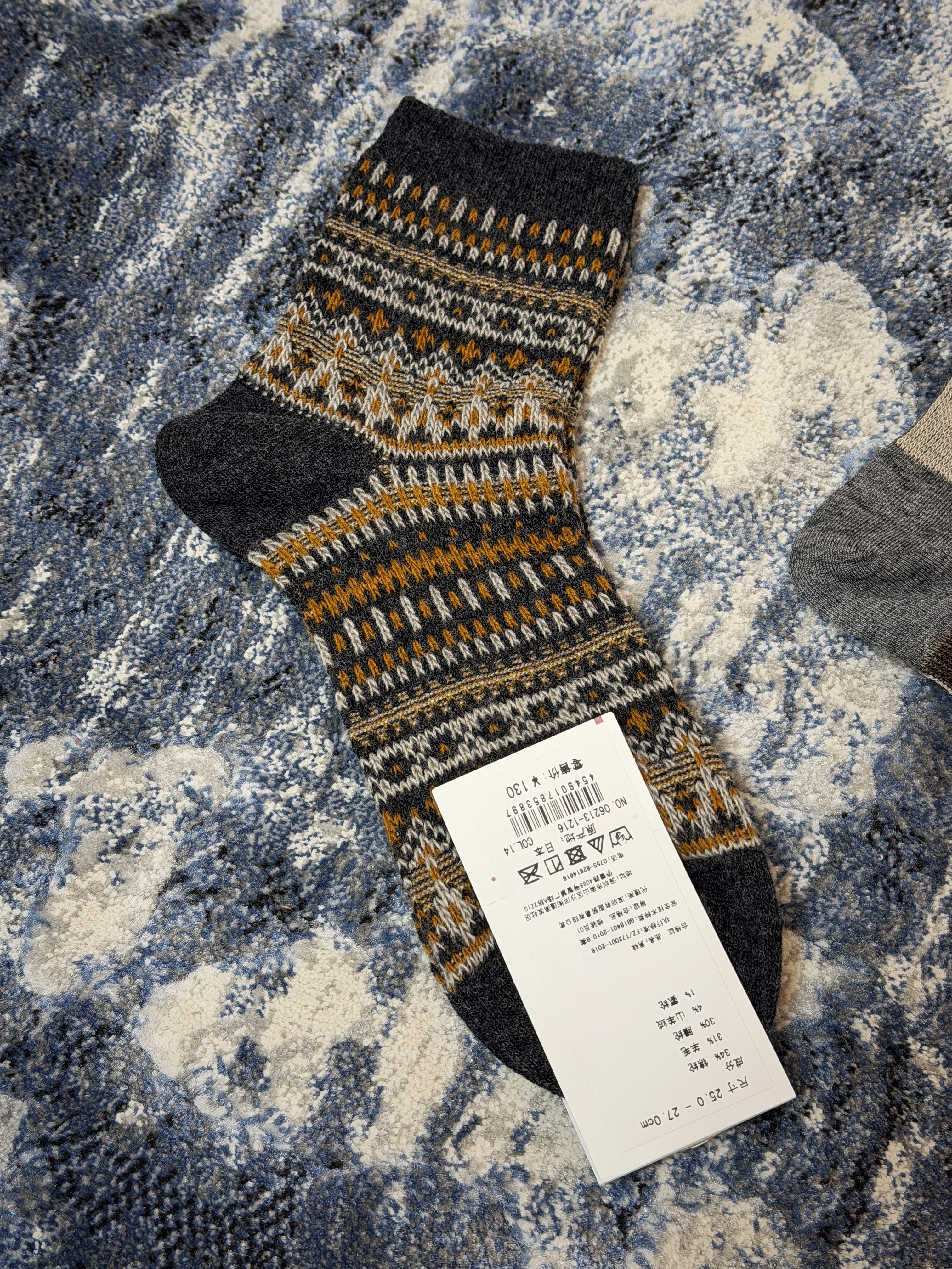 上海今天超级大降温🥶，推荐一下我冬天常穿的袜子，Tabio🧦。左边两款线比较