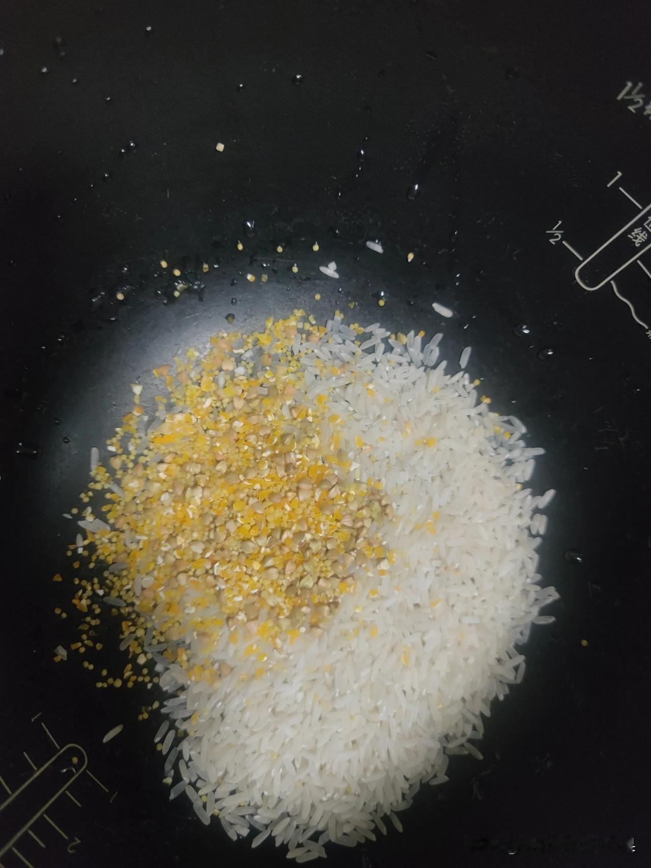 每天晚上，我们都会用电饭锅预约一个煮粥

早上七点煮粥完成，除了晚上稍微费点电，