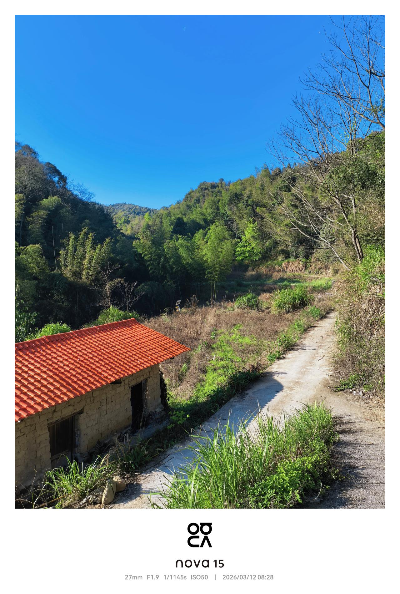 nova15把山野的治愈感拍得太灵了！镜头里的蓝天像刚被山泉洗过，蓝得透亮又清透