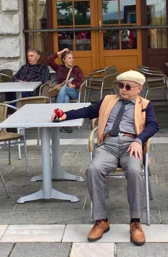 敬2025杯中酒敬给2025年最后的夕阳什么也不必说干！犹记年初春酒新烫我们同唱