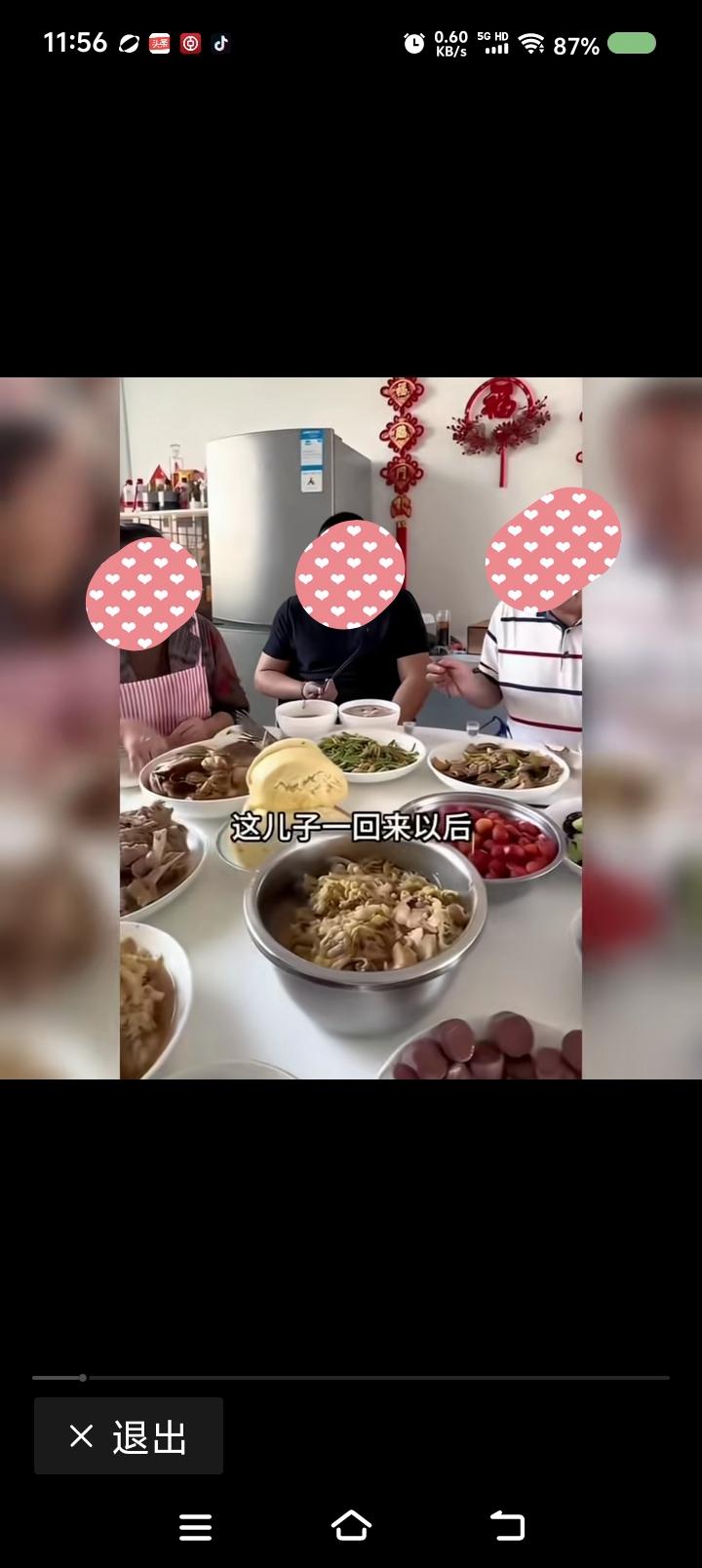 这个家庭难题怎么解？——
网上视频：一家人吃饭。男子吐槽：“世上应该有个儿子节。