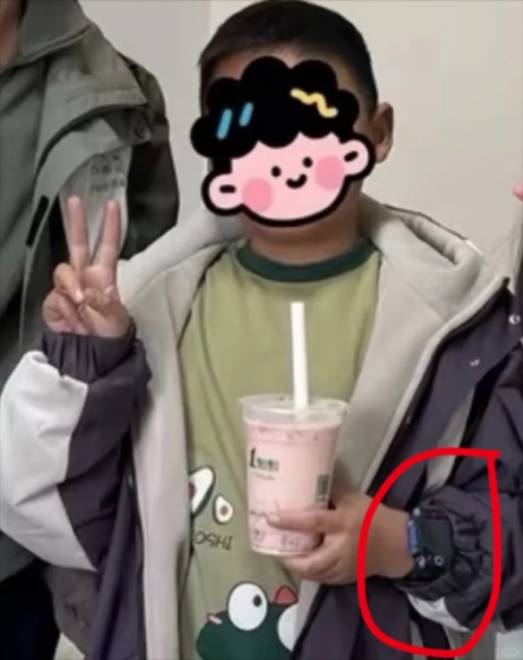 一点点资助男孩被曝戴千元手表 有没有可能这个手表其实就是一个儿童手机呢？如果一个