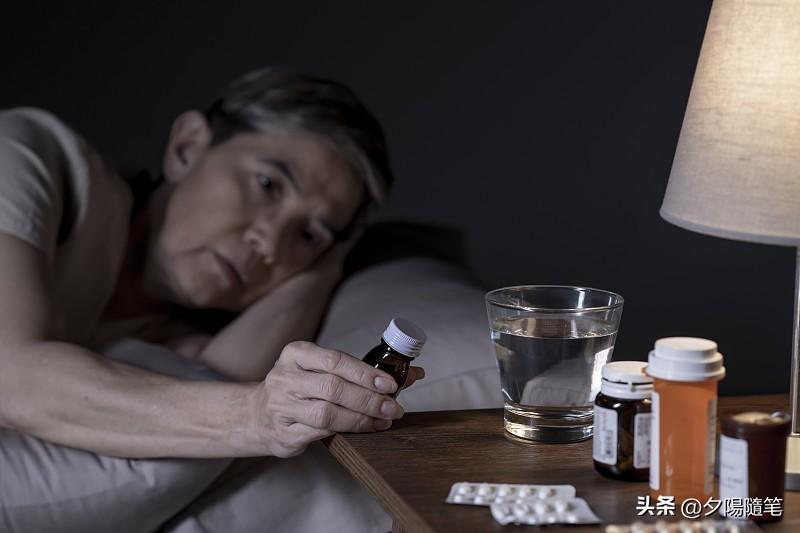 长期吃安眠药这事不能一概而论。一方面，长期吃安眠药有弊端。像艾司唑仑、唑吡坦等，