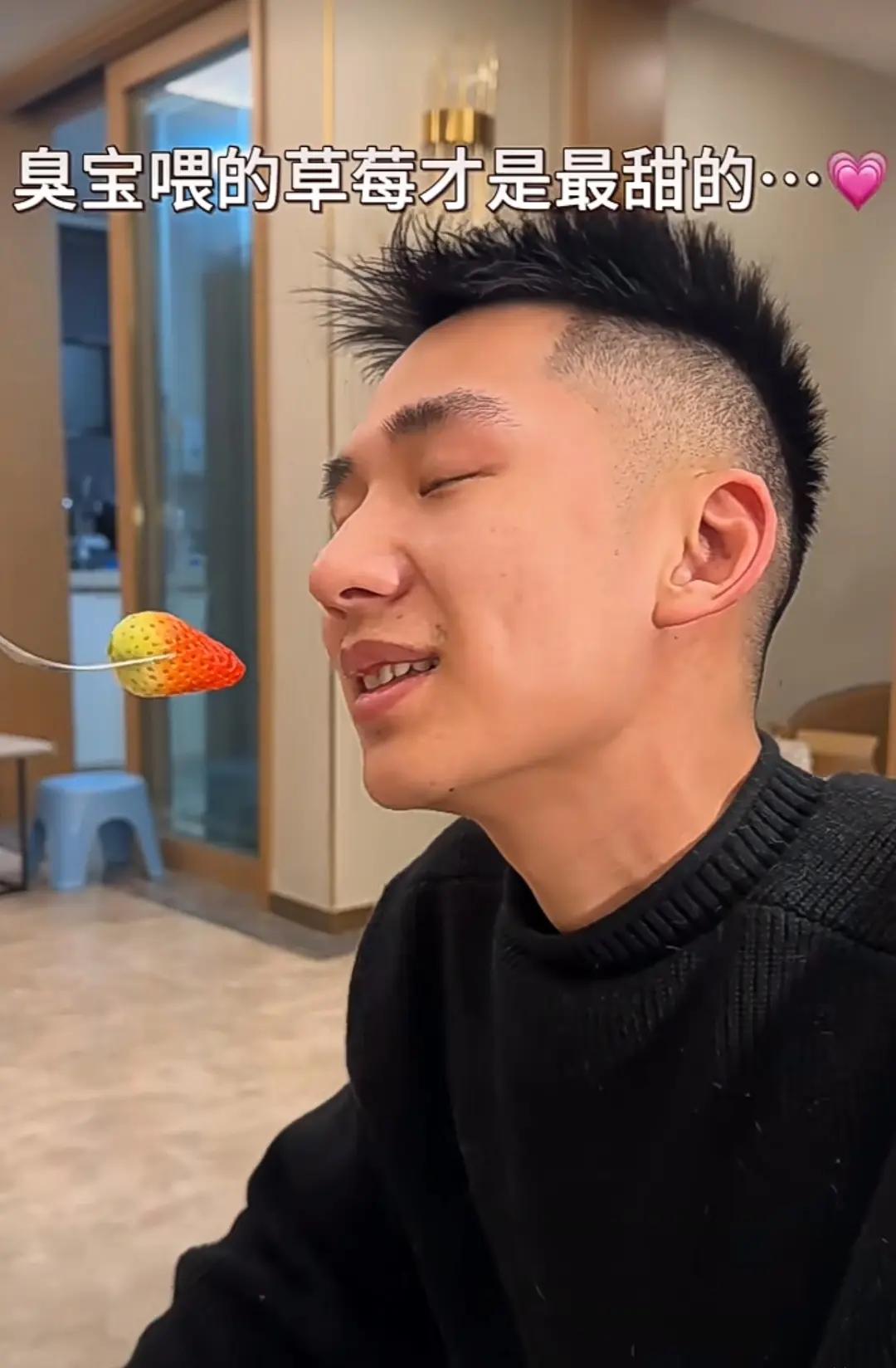 第一次喂人吃东西的狗，它的眼神透露了万分的尴尬和紧张：哼！不是汪喂的，人家才不要