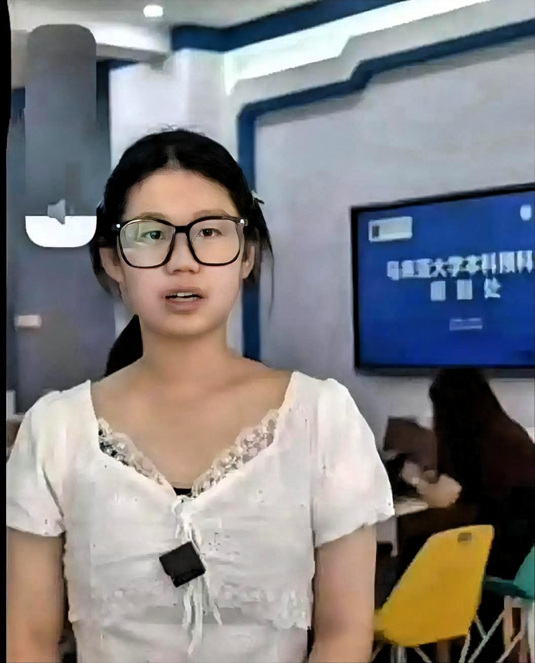 长沙“熊小仙女”，马来西亚大学本科预科班报到处的照片曝光了，原来她不姓熊，姓陈！