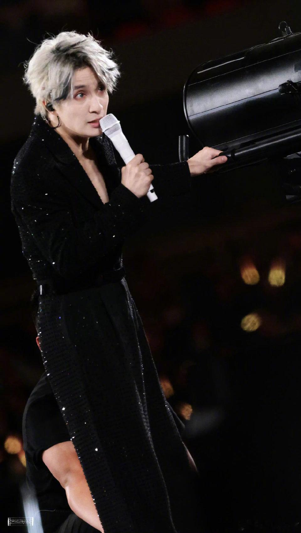 路人入坑薛之谦现场 被薛之谦现场圈粉瞬间一场优质的现场表演，总能打动不同的观众。