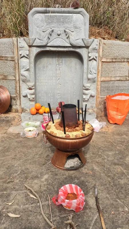 近20人家族在公路祭祖，多人被车辆撞飞，致姑侄当场死亡，多人重伤，家属：祖祖辈辈