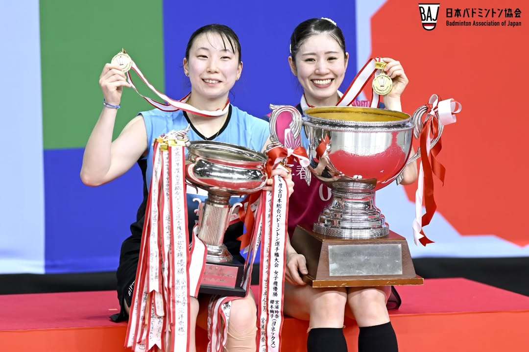 全日锦标赛这个奖杯真的太大了