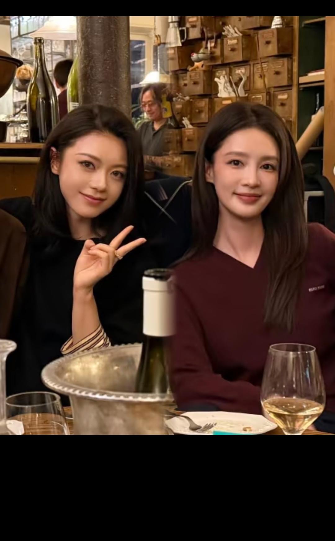 明明那么多美女，但是李沁的美很有辨识度，让人一眼就能认得出！
只是李沁旁边这位美
