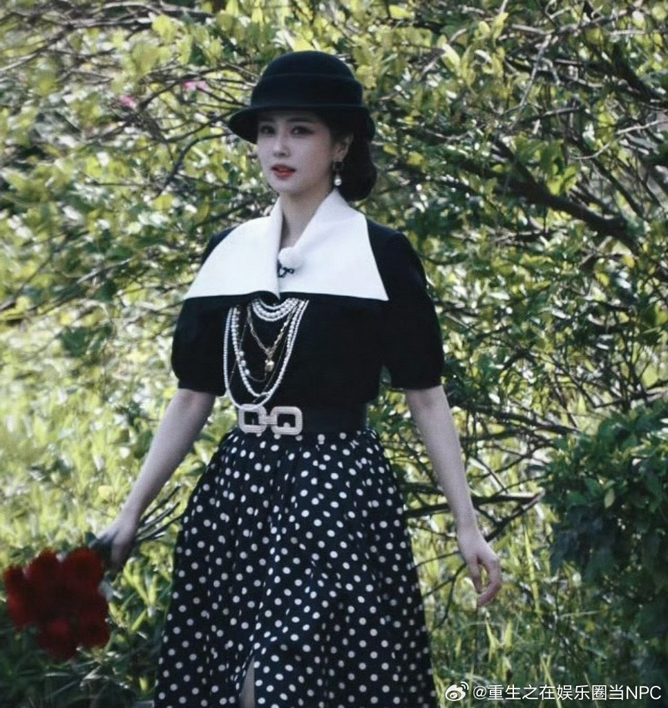 啊啊啊啊啊被白鹿这套民国造型拿捏了！黑波点长裙配复古礼帽，气质优雅又灵动，完完全