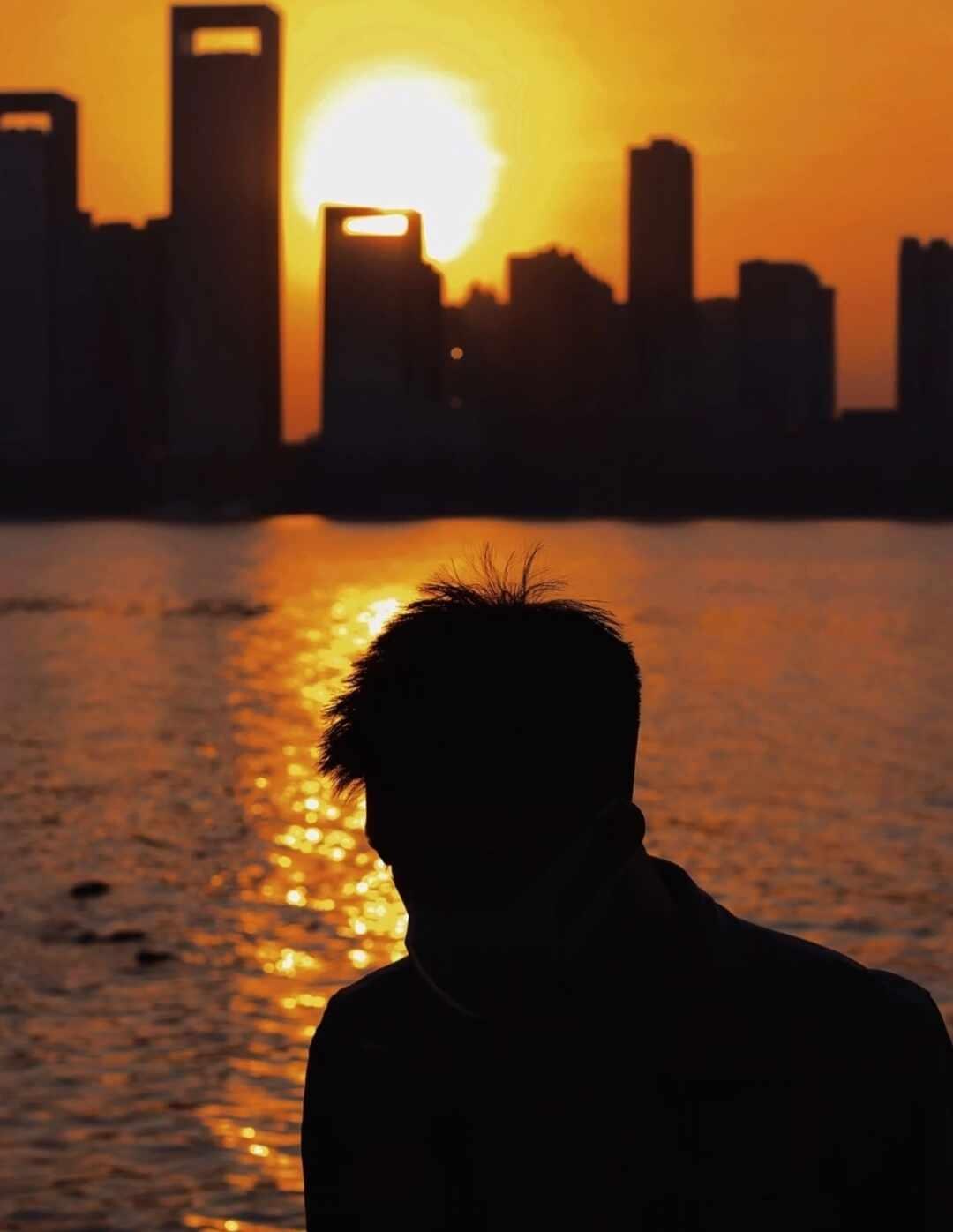 深圳 96年男博 回头一看只剩我还孤身一人
👤96年，湖南岳阳人，身高182c