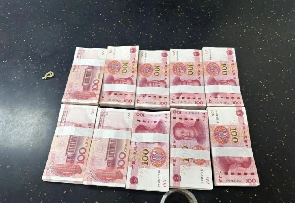 “面试先交10万？”成都，一名女子求职时，看中一份月薪8000的行政文职工作，没