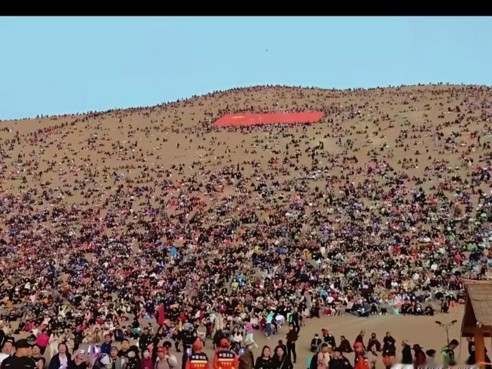 国庆脑抽跟风来敦煌鸣沙山，坐了三小时飞机两小时汽车，到地方傻了眼——满山满谷全是