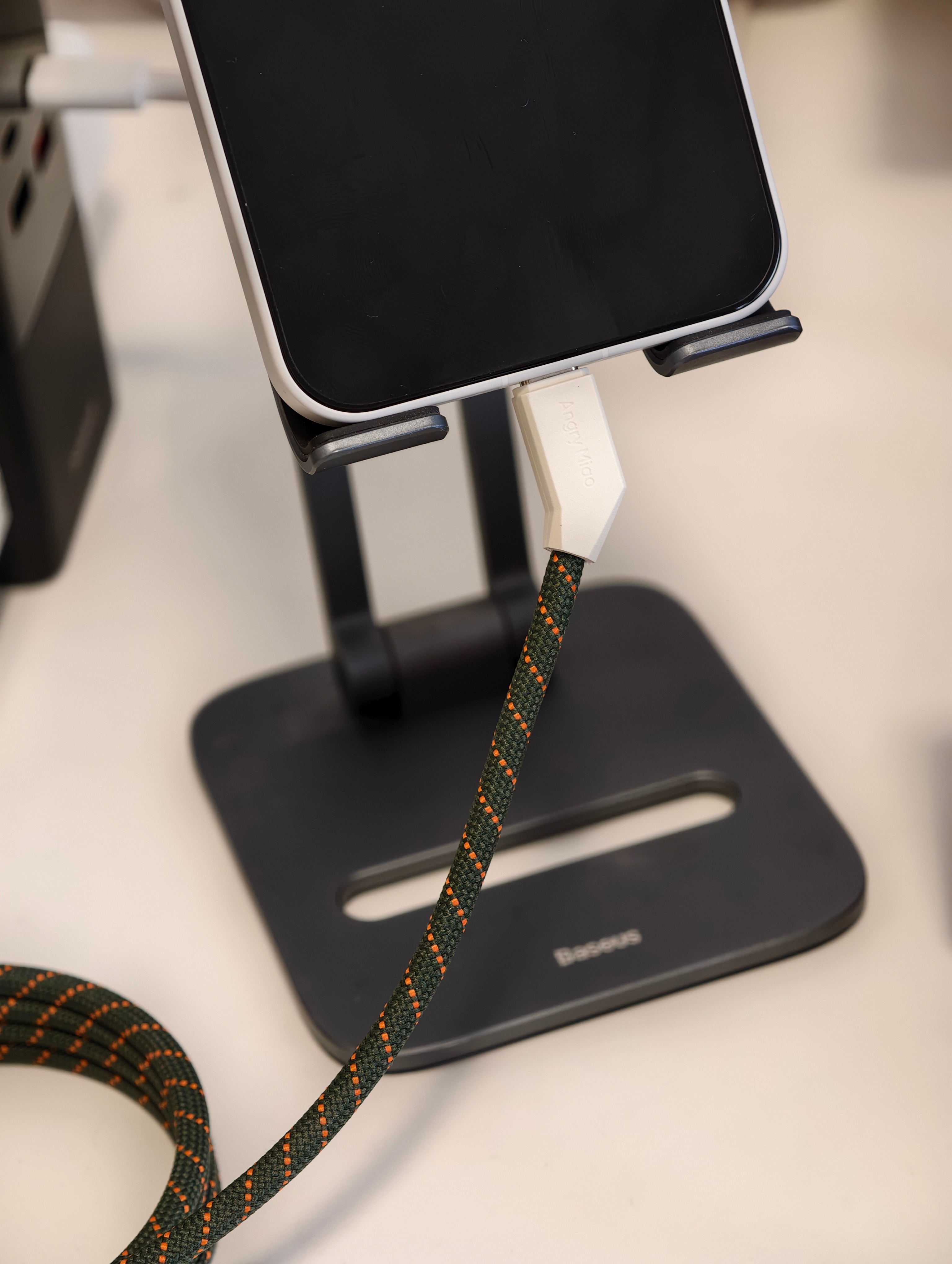 歪？在吗？看看怒喵歪歪线？它解决了收纳强迫症的「端子自身收纳」问题，卷起来的时候