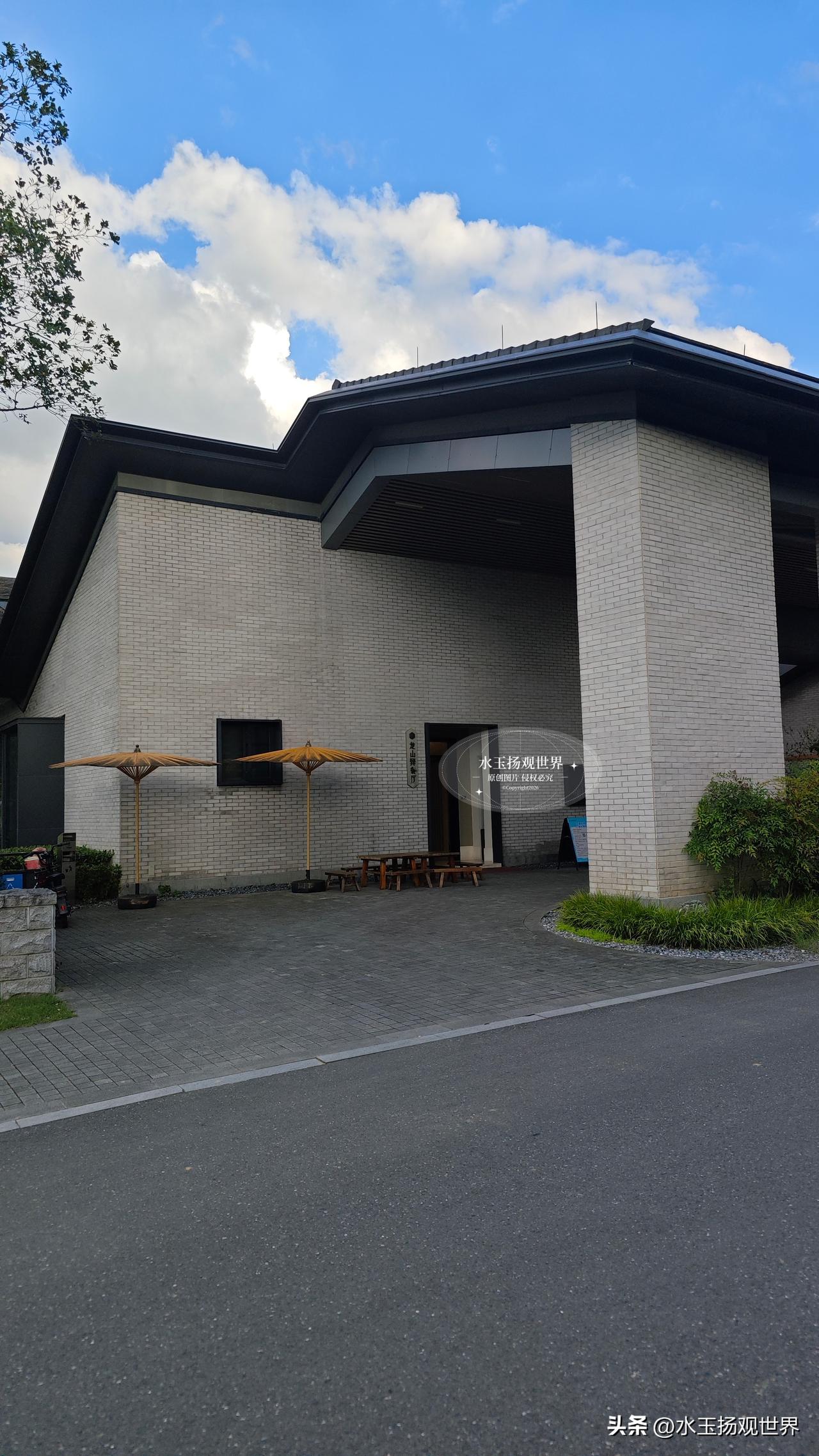 奔赴安吉的山林之间，总希望能寻到一家不追逐网红流量，专做本地味道的私房菜馆。龙山