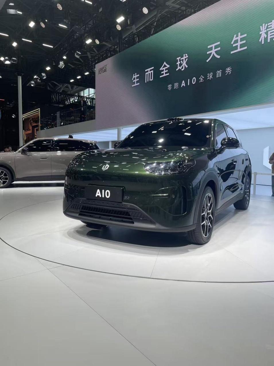 看到广州车展上的零跑A10了，没想到还挺好看的，整体和星愿差不多，同款的悬浮式的