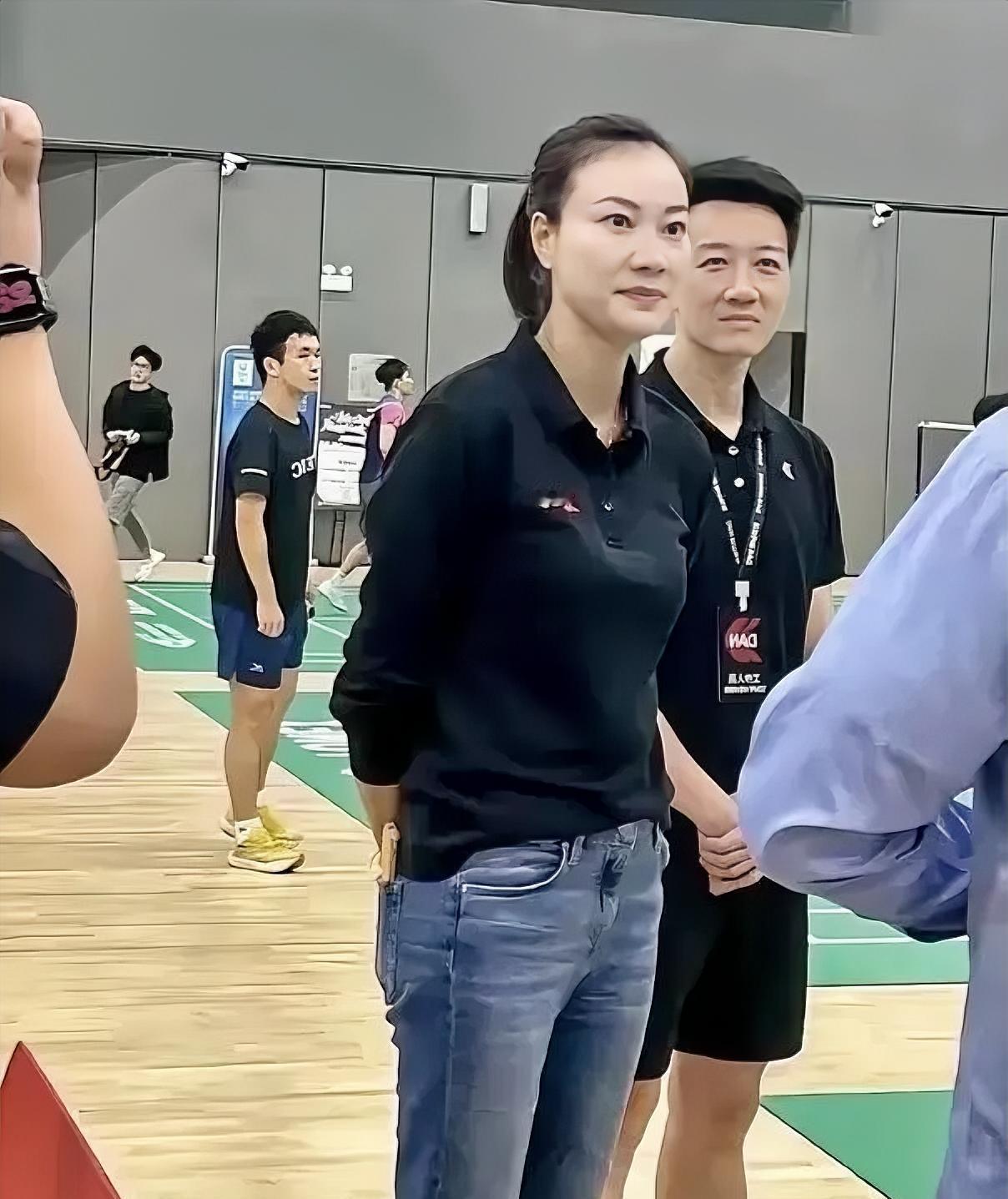 林丹老婆谢杏芳，竟带着儿子和婆婆，一起定居西班牙了。很多人还以为她在家陪老公，实