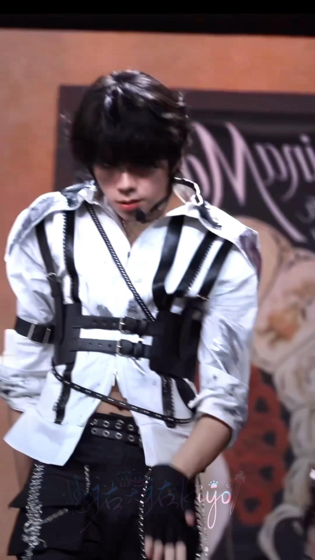 大半夜的突然又感觉我这个视频好爽啊 拿出来欣赏 