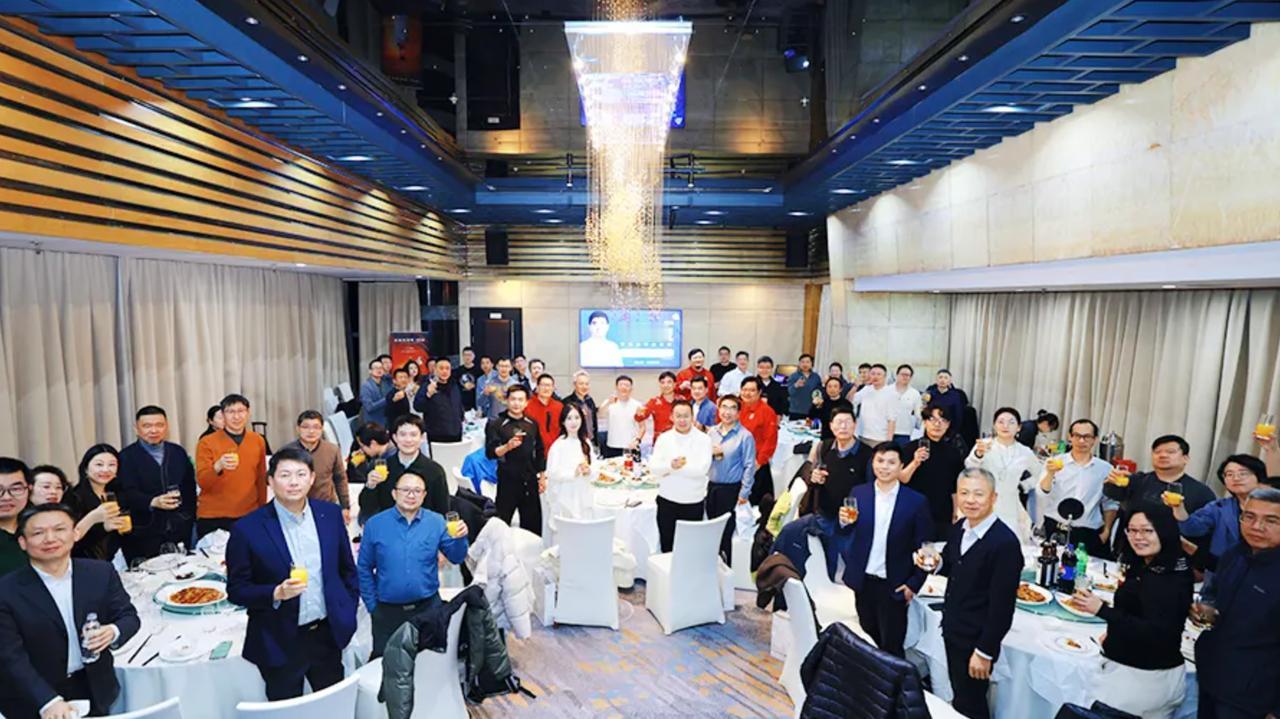 十三·东哥饭局（122期，北京站） 下一波颠覆性机会不在模型层面，而藏在数据流动