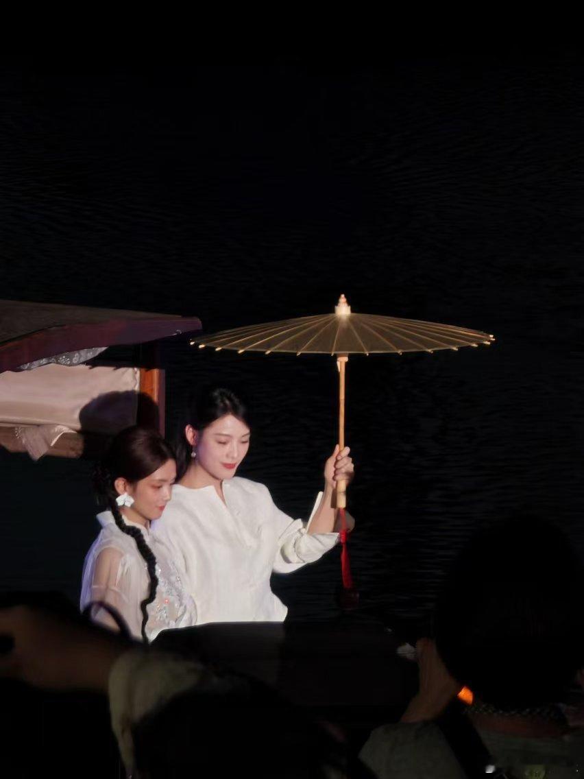 #陈昊宇陈丽君乘船亮相白蛇首映#很喜欢电影《白蛇：浮生》这个电影的设计，而且也是
