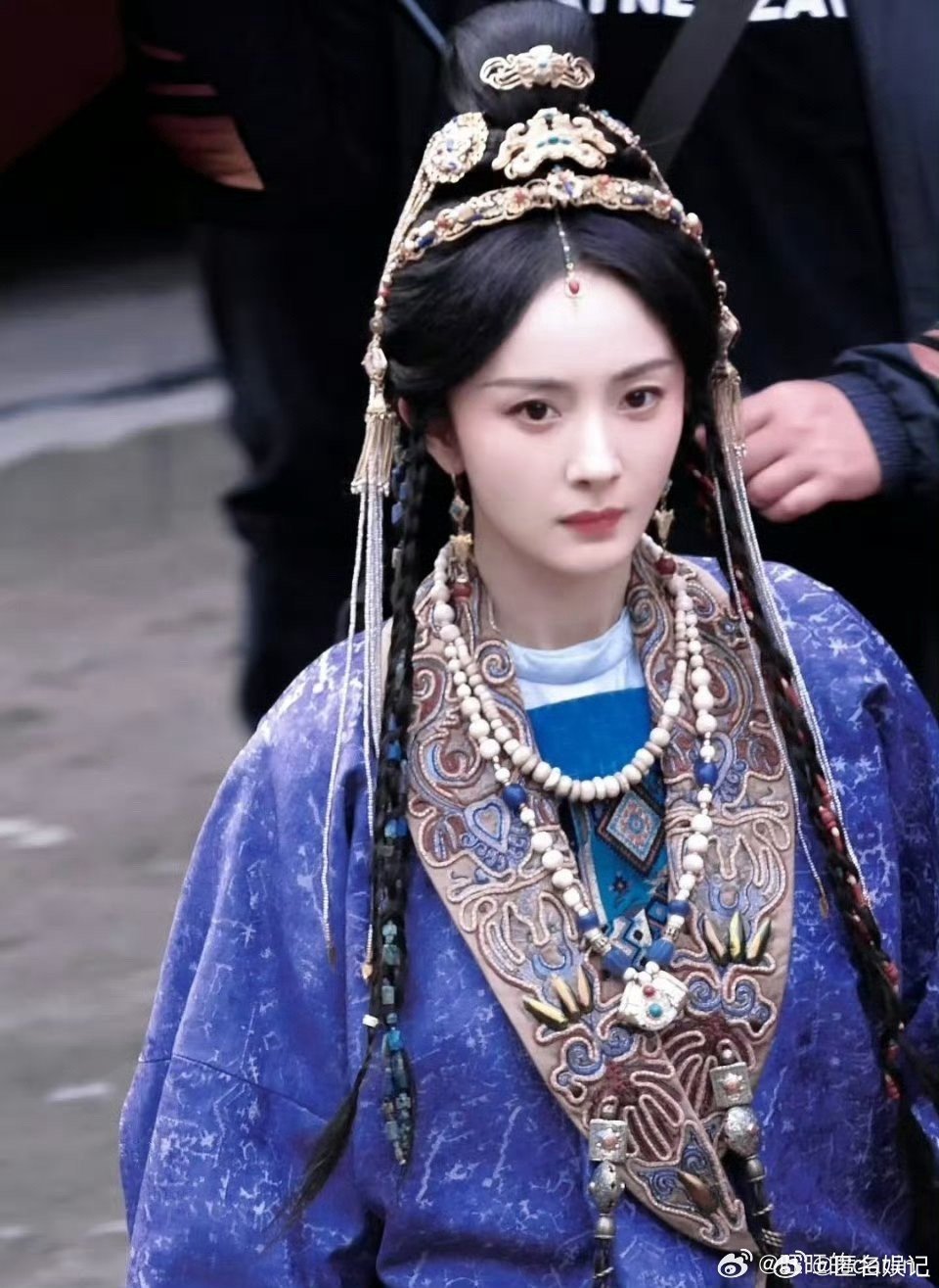 杨幂冯太后老年妆杨幂老年冯太后路透谁能想到杨幂放下精致滤镜，扮老年太后这么贴合，