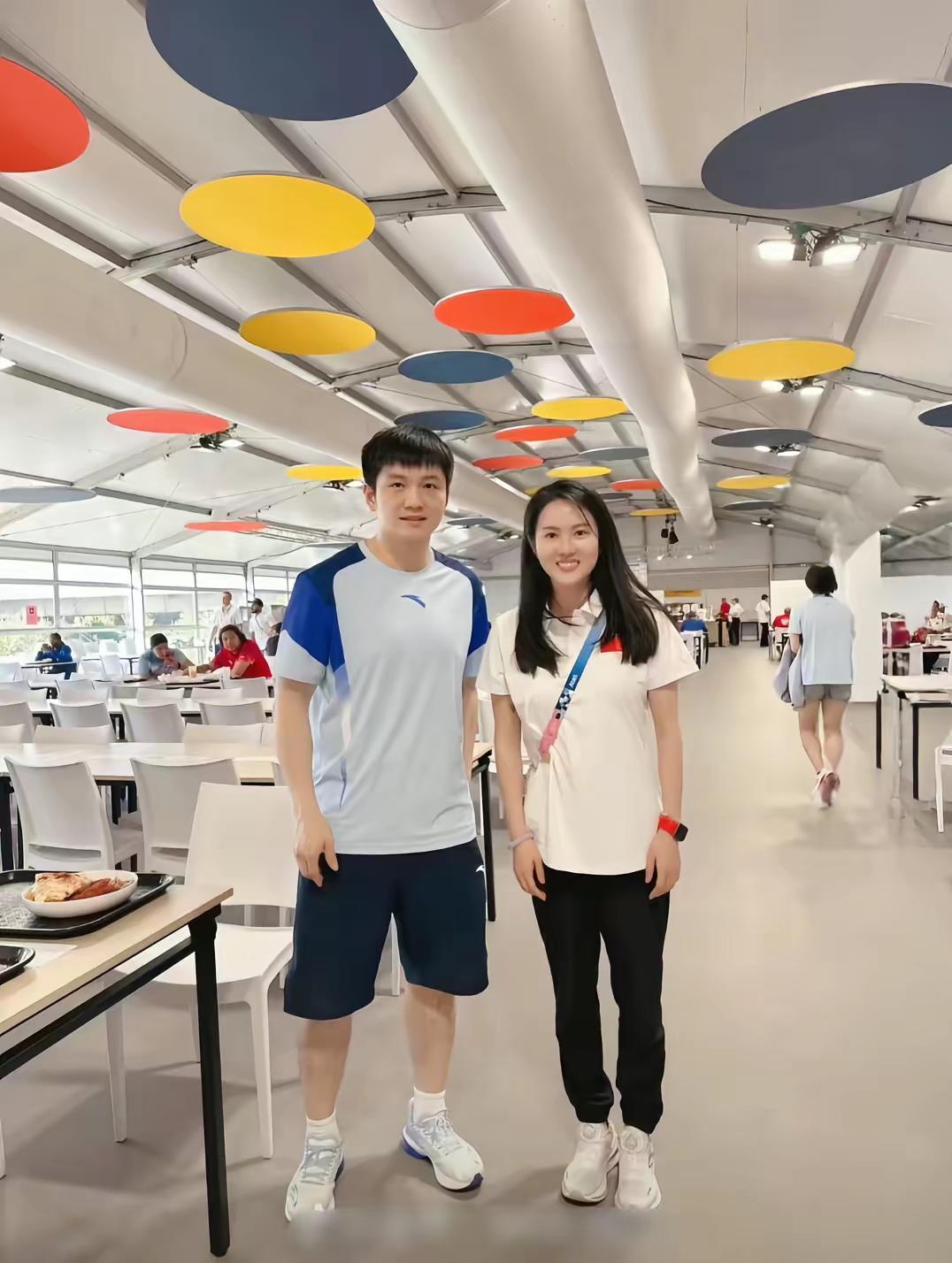 两个奥运冠军偶遇，大家觉得他们俩个像什么？发挥出你们的想象力？？奥运冠军 樊振东