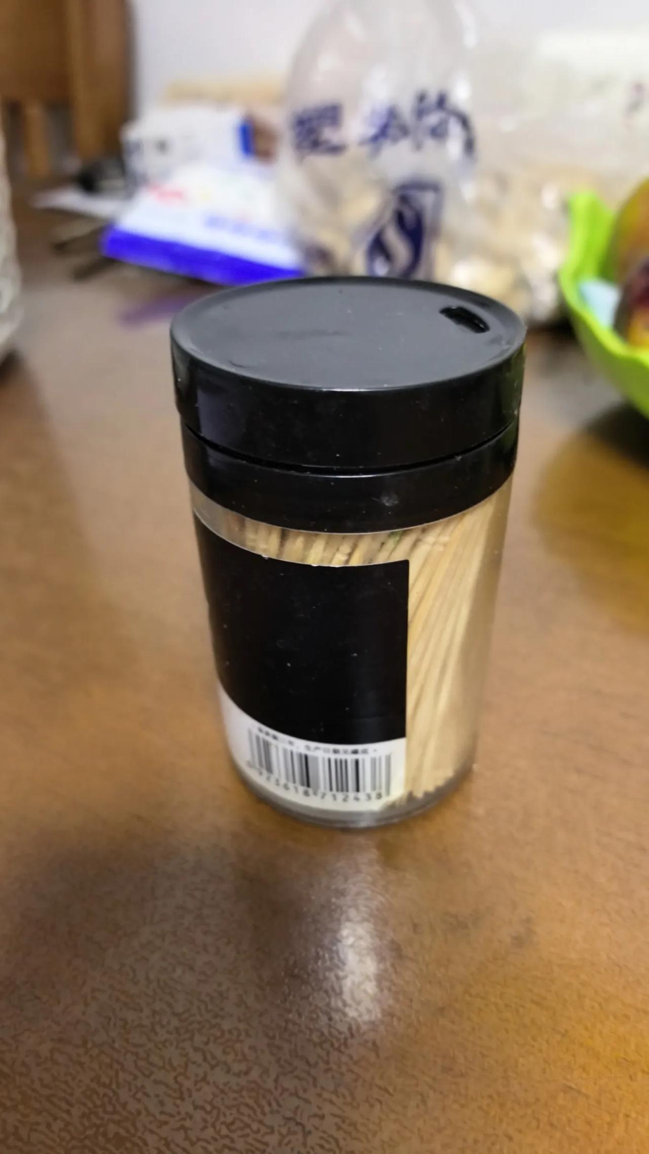 昨天下午，从网上看到，呼和浩特市一名驾驶人在十字路口，竟然将车停在马路中间，然后
